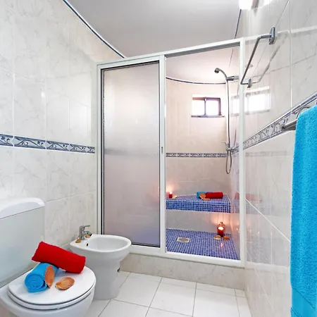 Villa In Gale Near Praia Manuel Lourenco וילה